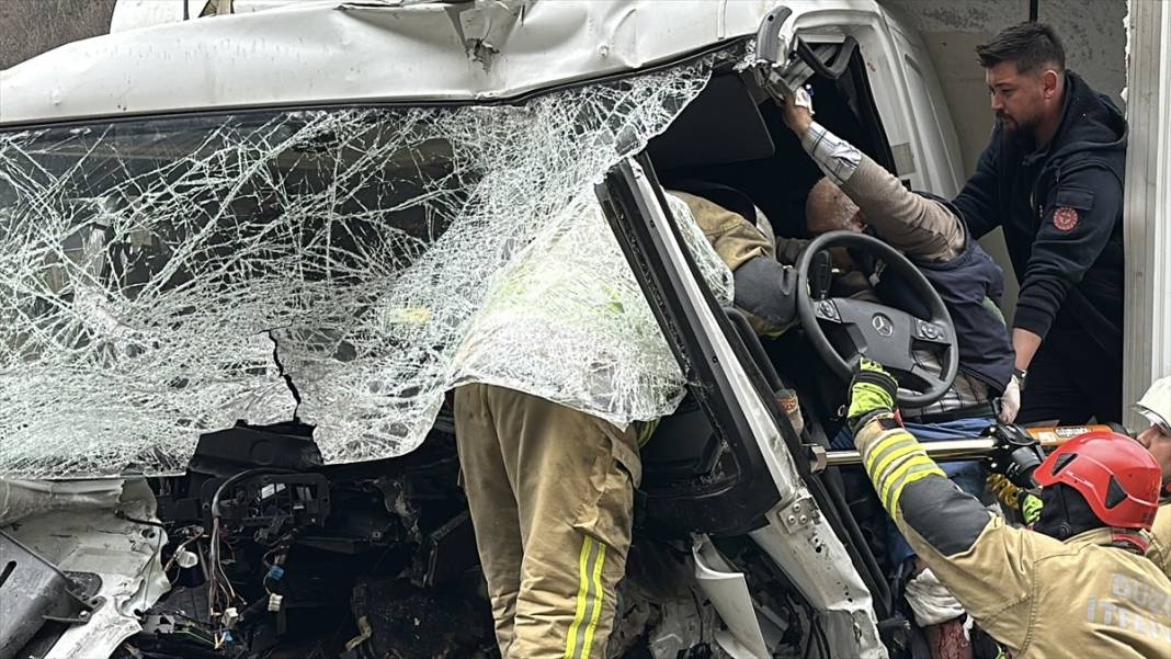 Kargo kamyonu önce TIR'a ardından bariyere çarptı, ekipler yardıma koştu 3